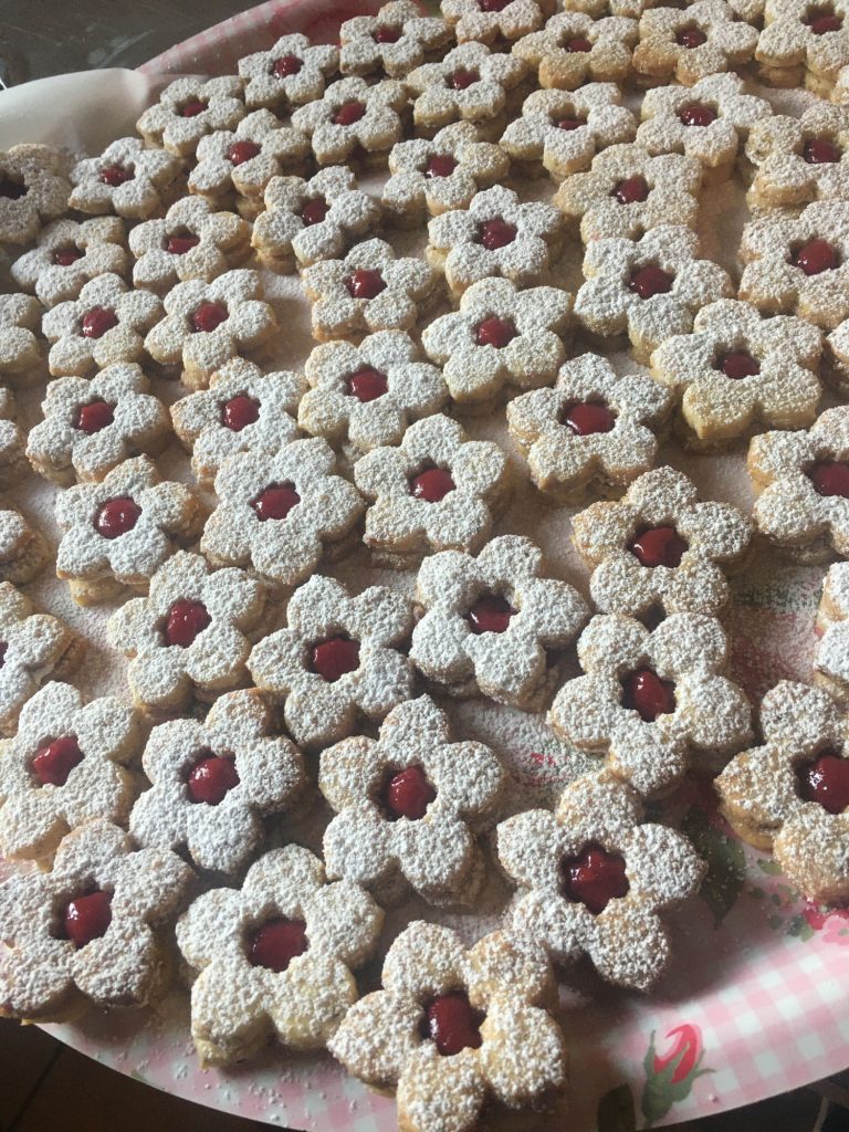 Marmeladenkekse in Form einer Rosenblüte