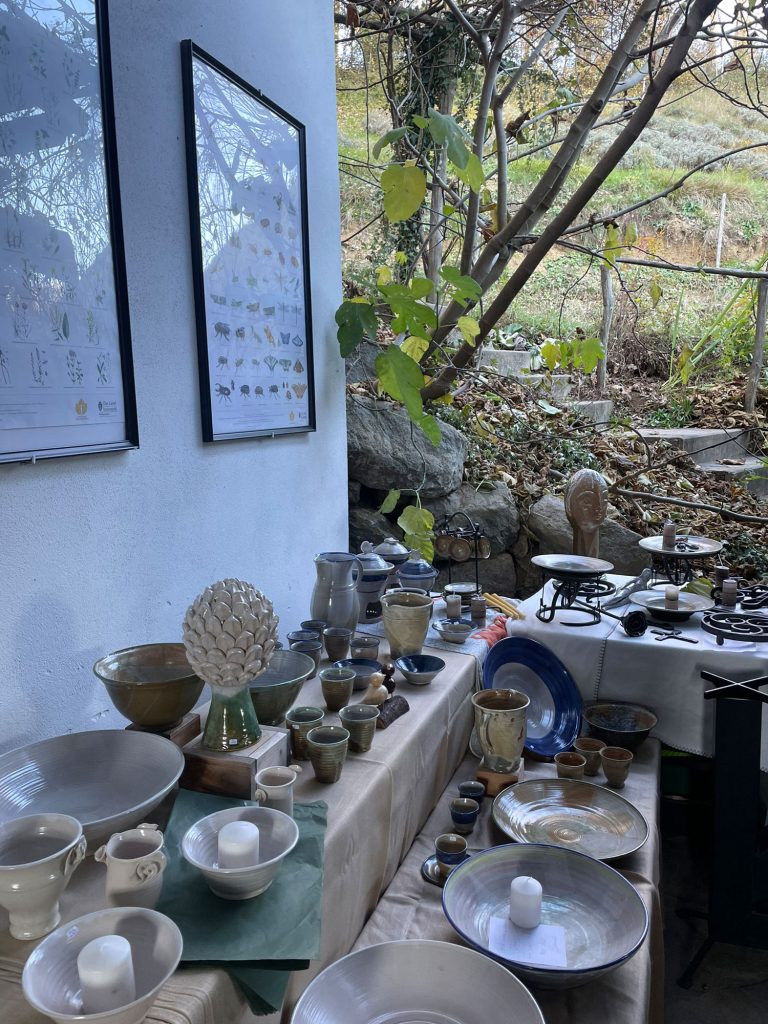 Selbst hergestellte Tonprodukte auf Verkaufsstand