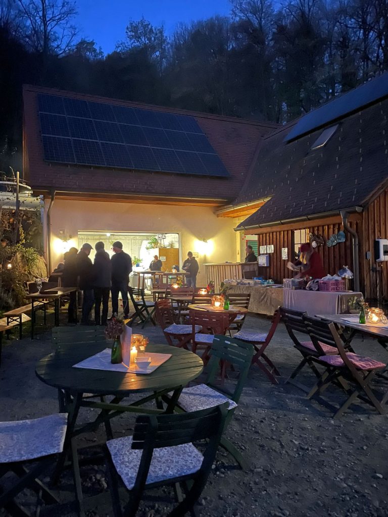 Dämmerung und Kerzenschein im Freien