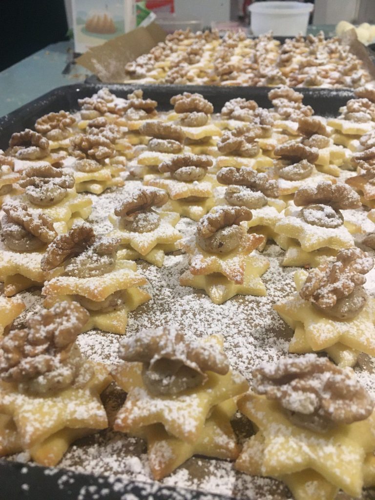 Weihnachtskekse mit Nüssen