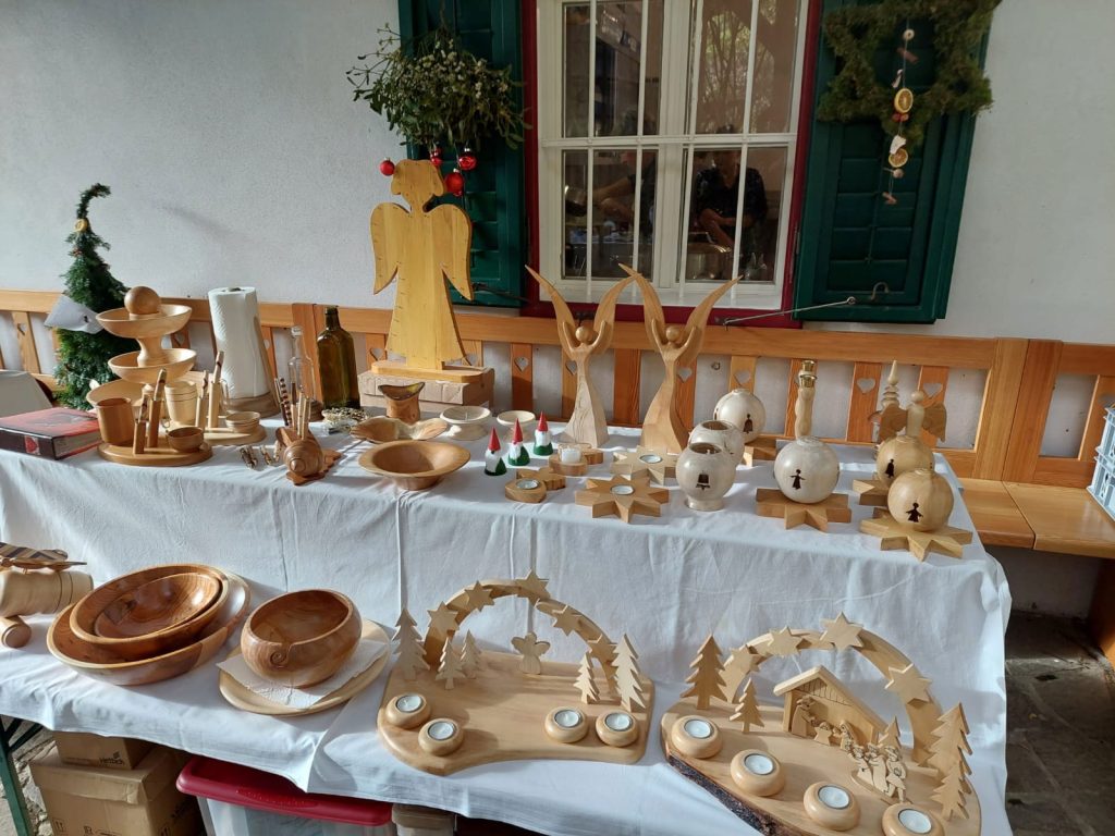 Holzkunsthandwerk auf Tisch bei Weihnachtsmarkt ausgestellt