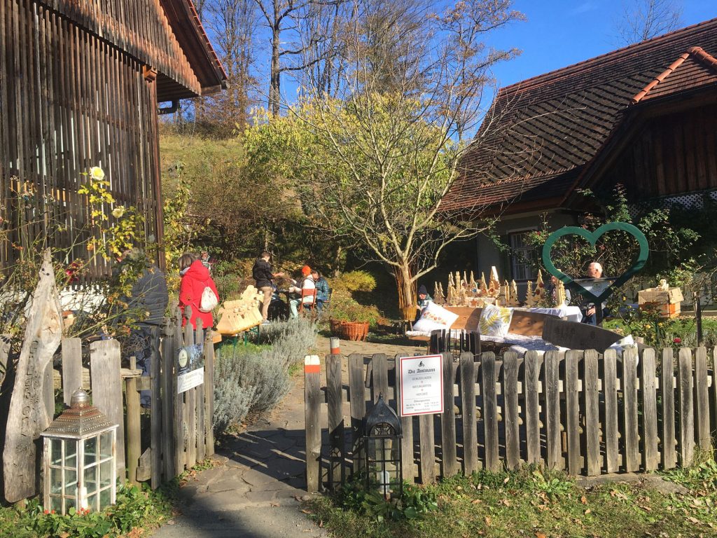 Cäcilienmarkt mit Holzhandwerk und Dekorationen im Freien