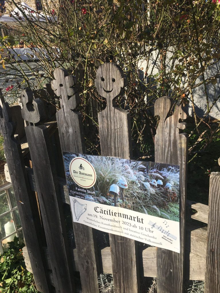 Holzzaun mit Aufschrift Cäcilienmarkt