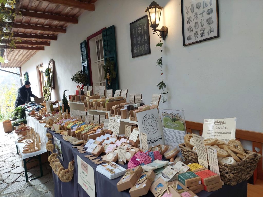 Reichlich gedeckter Verkaufstisch mit Naturprodukten