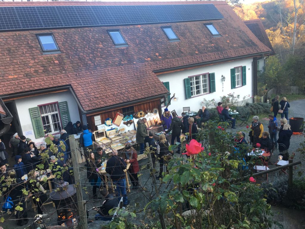 Menschen im Freien in Winterkleidung bei Dämmerung