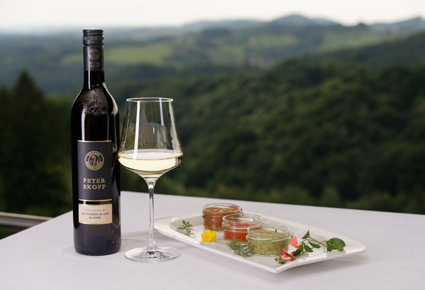 Weinflasche mit gefülltem Glas und eine Platte mit Antipasti