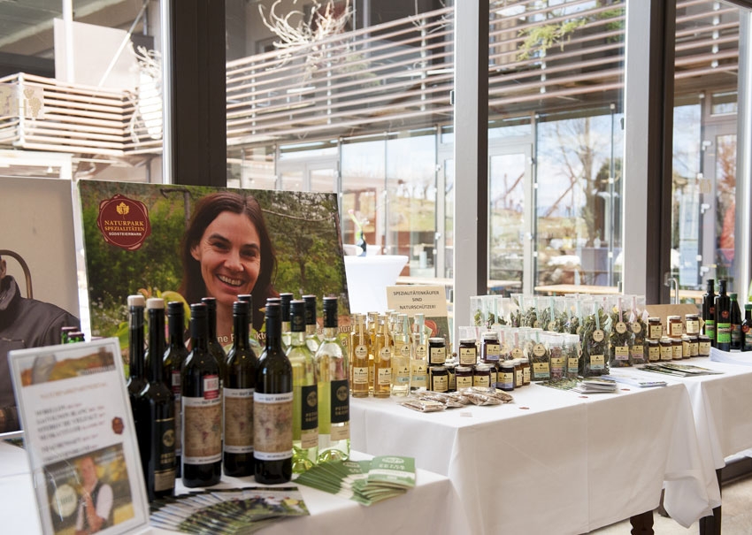 Produktstand mit aufgestellten Produkten