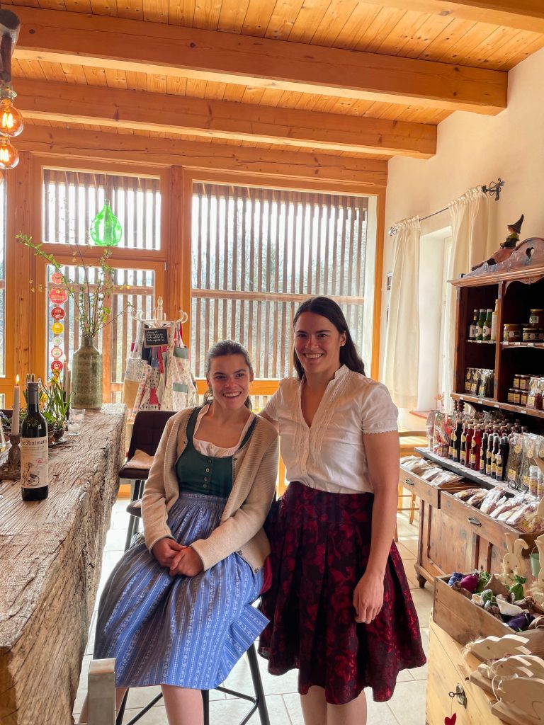 Die Töchter Pauline und Antonia stehen im Genussladen