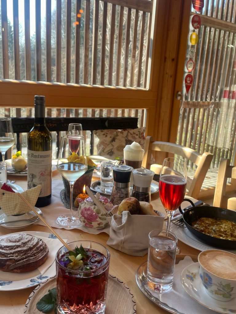 Tisch im Hofcafé mit Speisen und Getränke