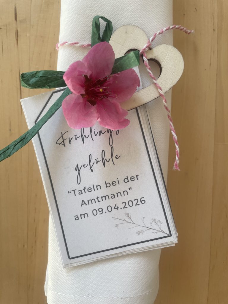Menükarte und gerollte Serviette
