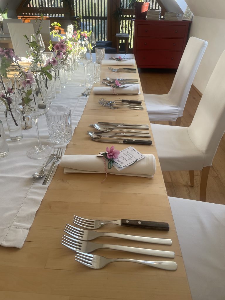 gedeckter Tisch mit Blumenschmuck