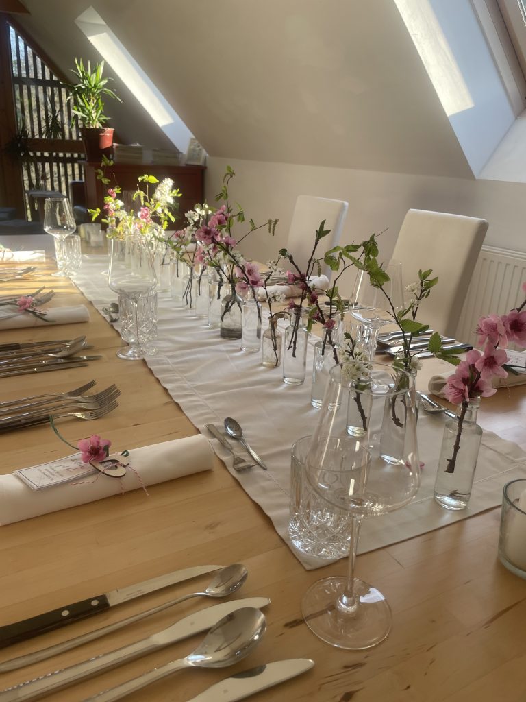 gedeckter Tisch mit Blumenschmuck