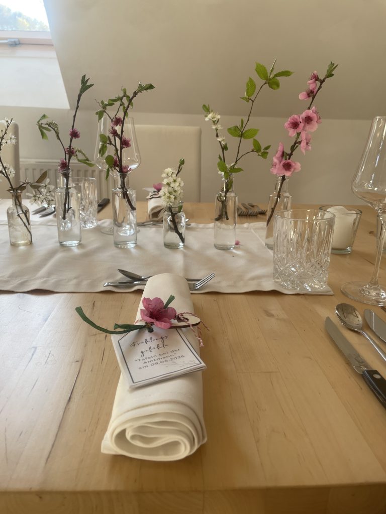gedeckter Tisch mit Blumenschmuck