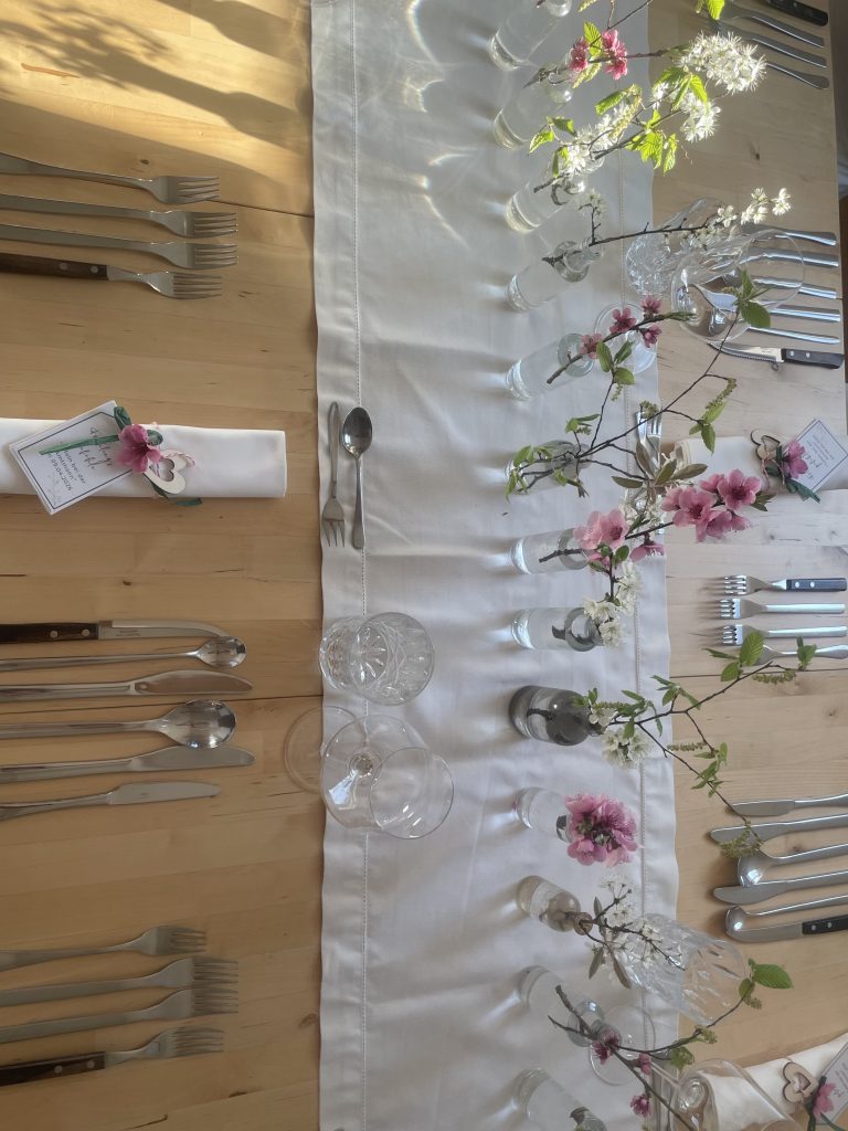gedeckter Tisch mit Blumenschmuck