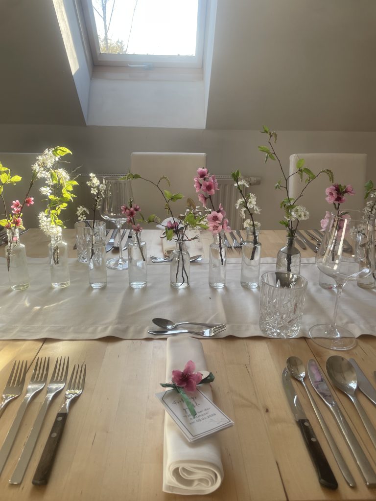 gedeckter Tisch mit Blumenschmuck