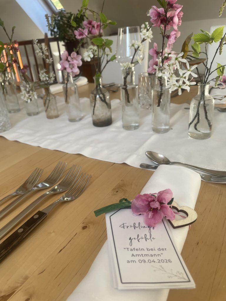 gedeckter Tisch mit Blumenschmuck