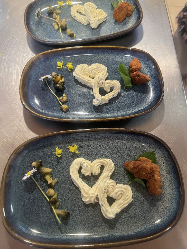 Kräuterbutter-Herzen mit Sprossen und panierten Morcheln
