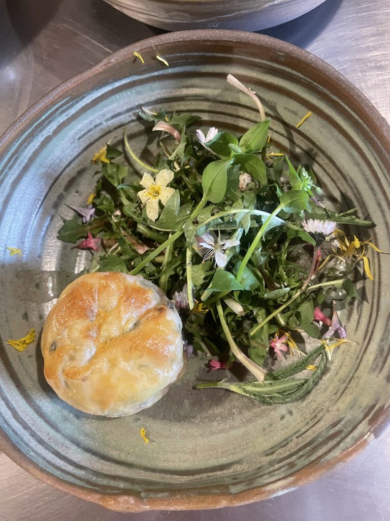 Frühlingskräutersalat mit Strudel