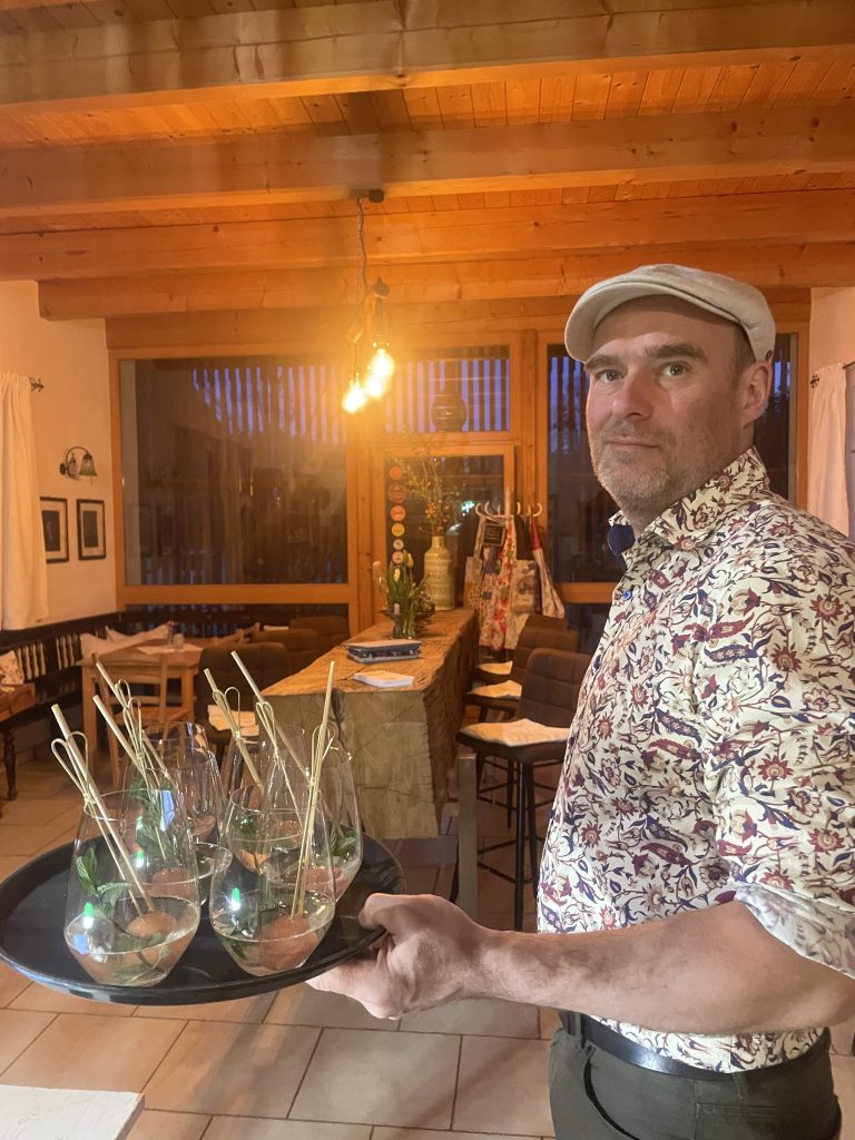 Markus Skoff mit einem Tablett voll Erfrischungsdrinks