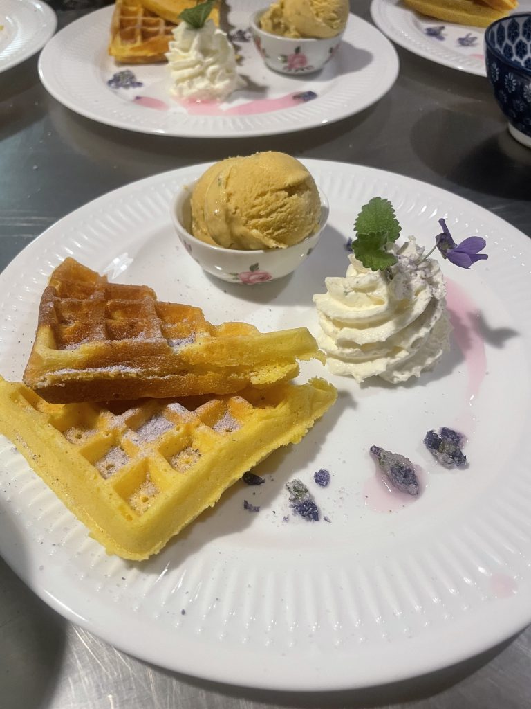 Waffeln mit Veilcheneis