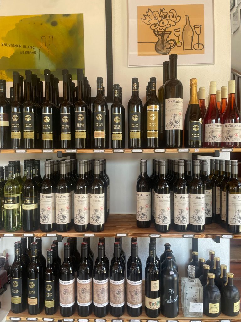 Weinregal mit Weinflaschen auf drei Ebenen