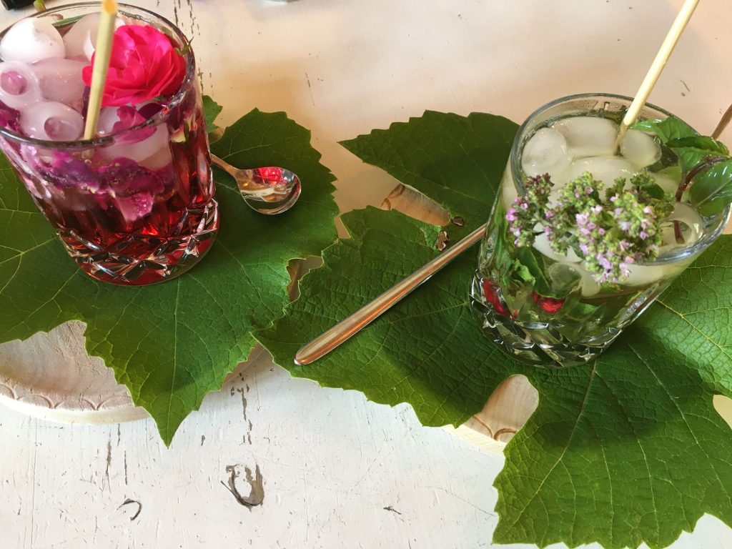 Sommergetränke in Rot und Grün