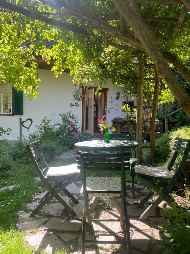 Tisch im Garten im Grünen