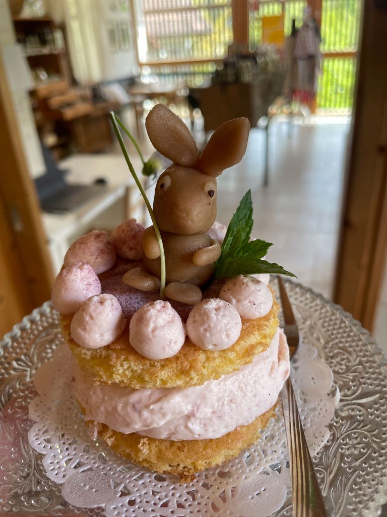 Marzipanhase auf süßem Dessert