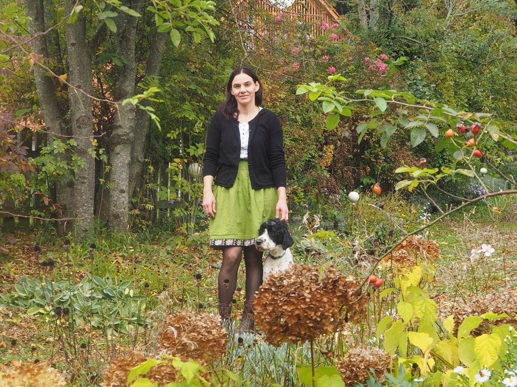 Franziska Skoff mit Hund Greta im Wald