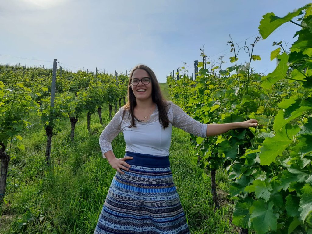 Junge Dame zwischen Weinreben