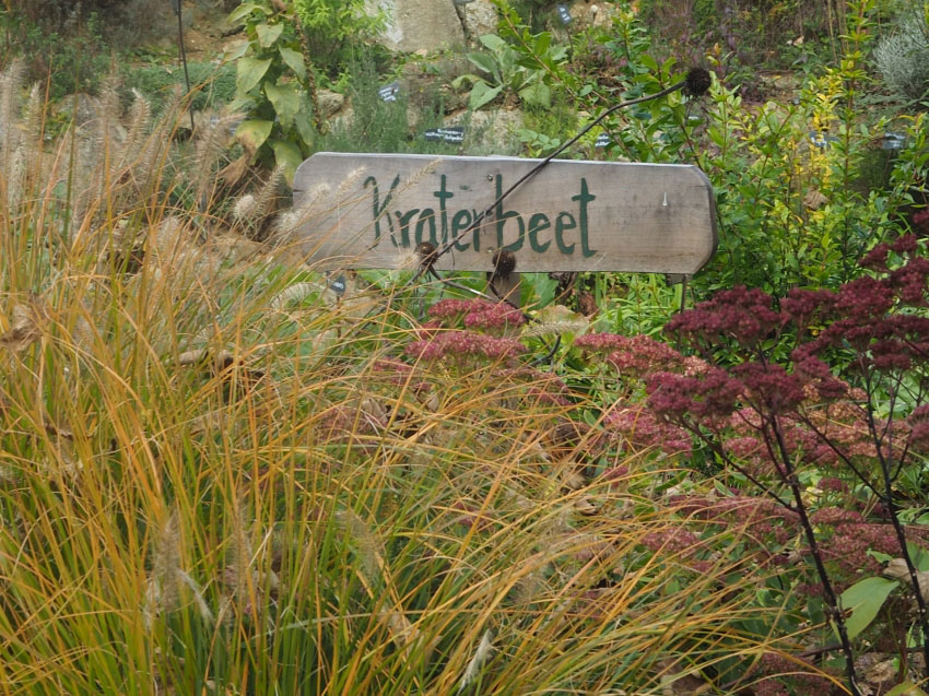 Holzschild mit Aufschrift Kraterbeet