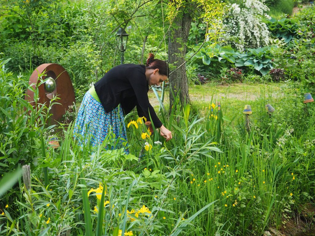 Franziska arbeitet im Garten