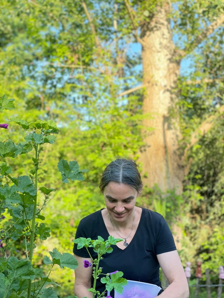 Franziska fröhlich im Garten