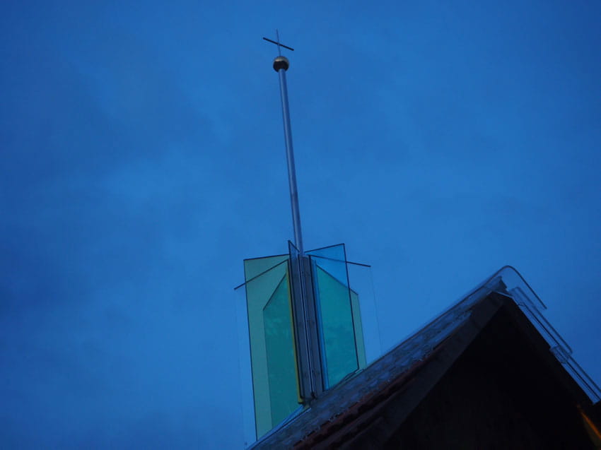 Spitze der Kapelle bei Dämmerung mit Kreuz