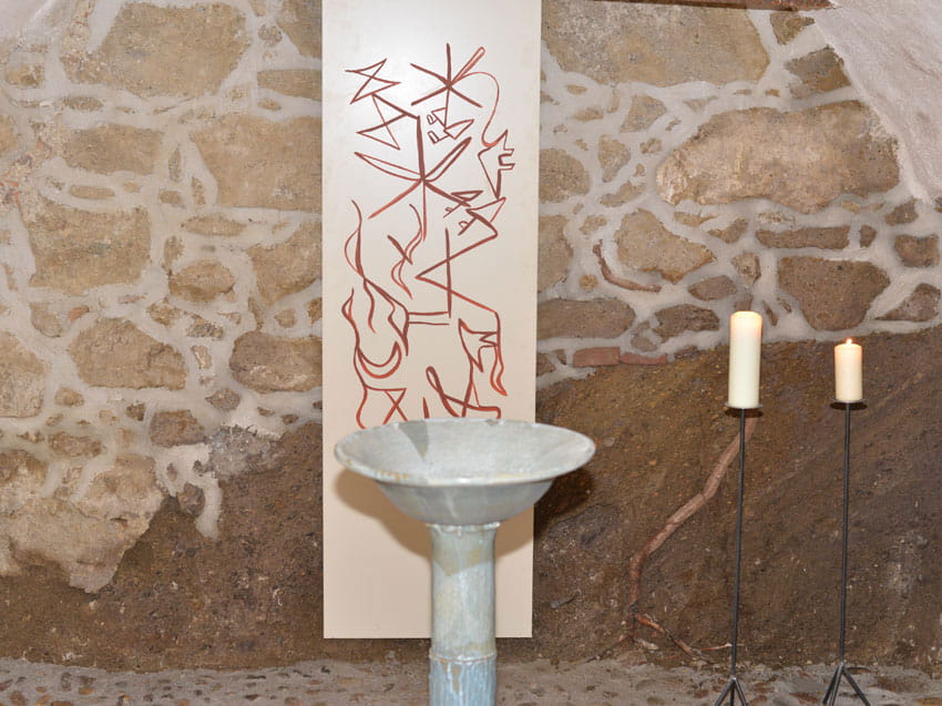 Moderner Altar mit Kerzen und abstrakter Kunstinstallation