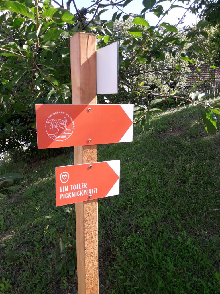 Wegbeschriftungen mit orangen Schildern