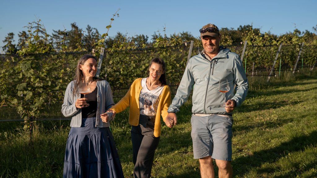 Franziska, Pauline und Markus im Weingarten