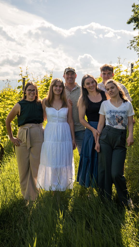 Familie Skoff im Weingarten