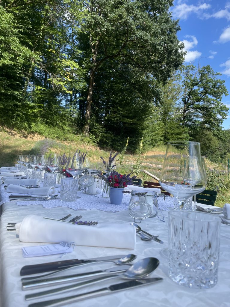 gedeckter Tisch mit Blick auf das Lavendelfeld