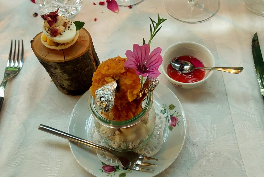 panierte Hendlflügerl mit gefülltem Ei