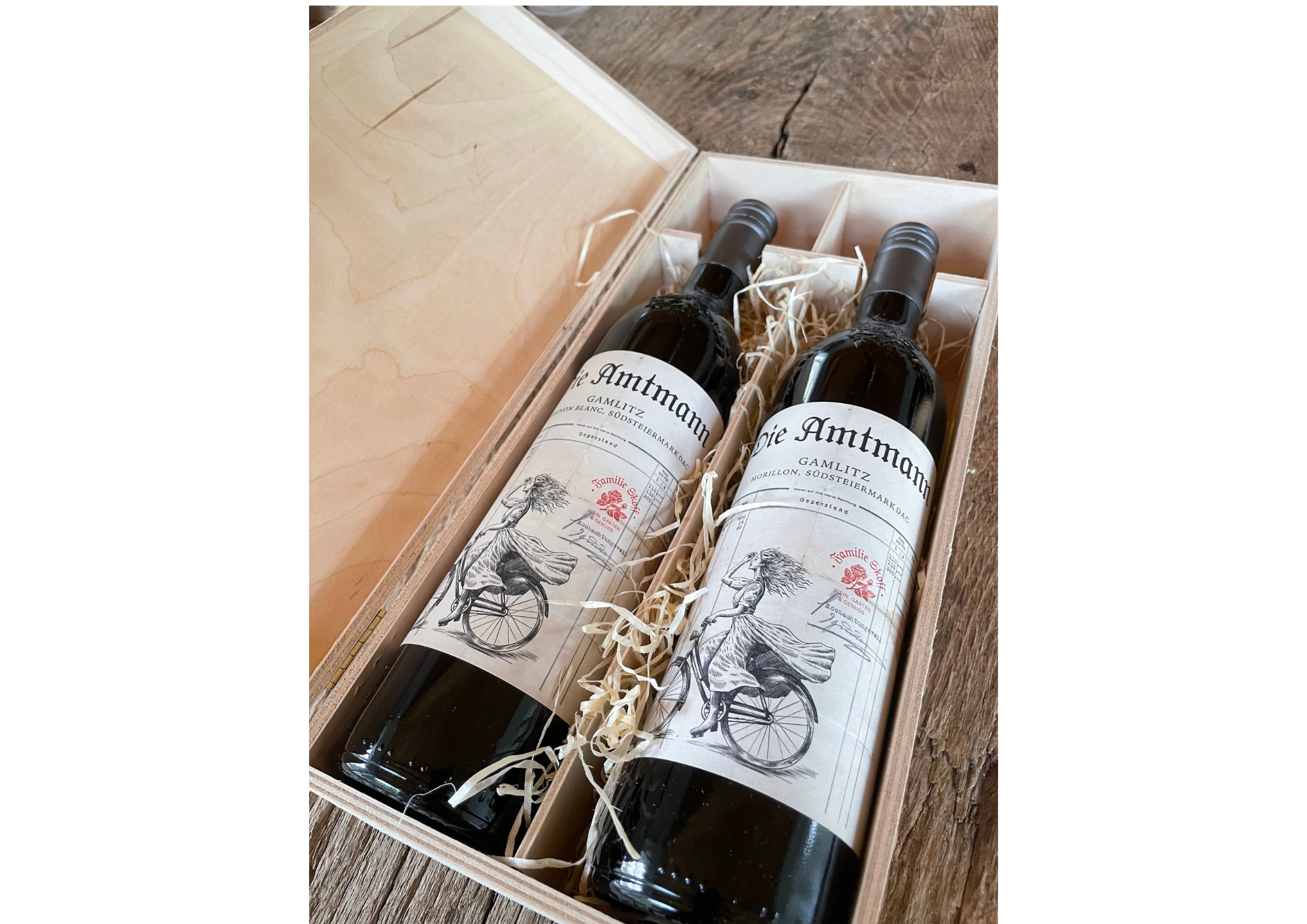 Holzschachtel mit zwei Flaschen Wein